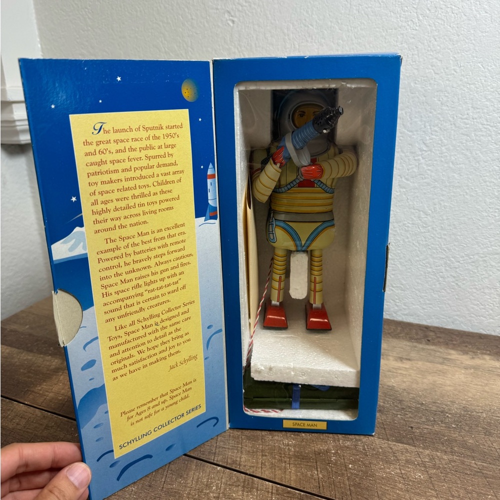 NIB SCHYLLING‎ REMOTE CONTROL SPACE MAN LIMITED EDITION COLLECTORS SERIES FIGURE